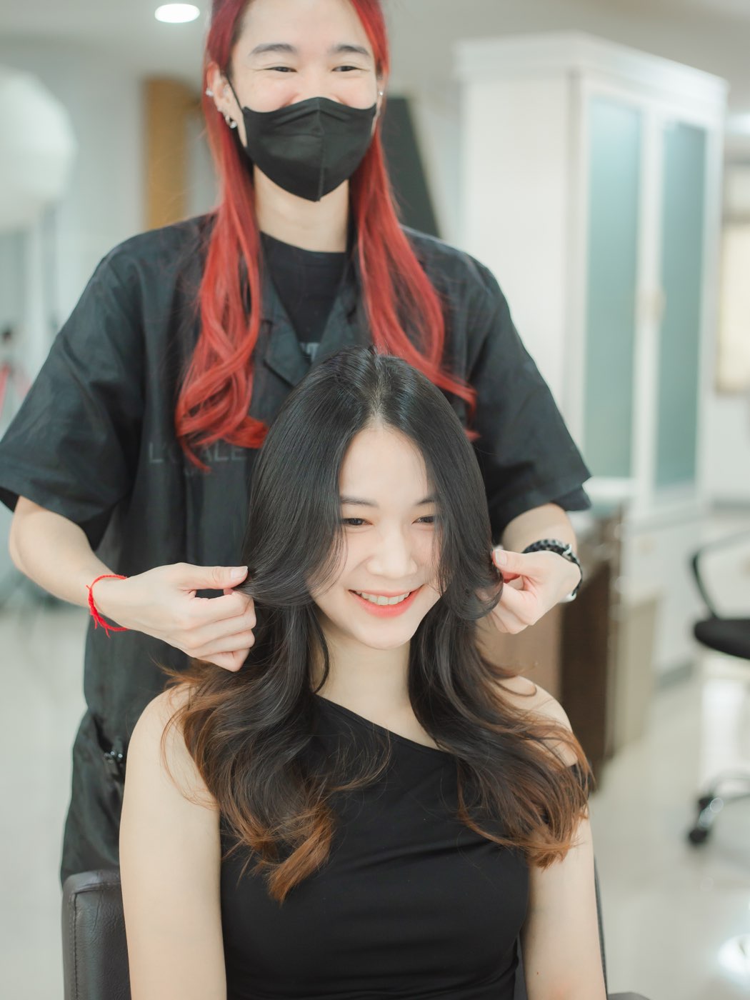 เจ้าของร้าน Supiss Hair Studio และนางแบบในบรรยากาศร้าน